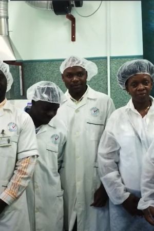 Desde 1998, Barcelona y Maputo desarrollan una relación estratégica de cooperación. Participan sus gobiernos municipales y equipos técnicos pero también universidades, sociedad civil y otros agentes.